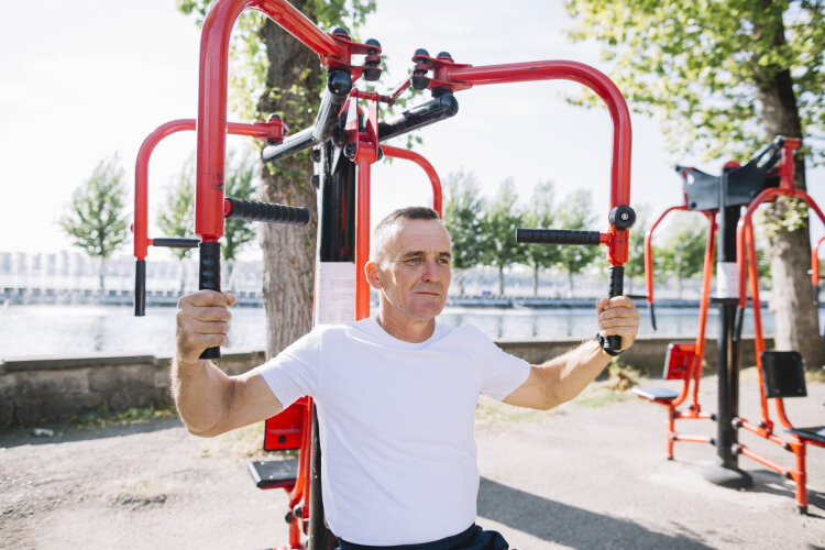 Ćwiczenia dla seniorów. Czy w wieku 60 lat można ćwiczyć na siłowni?